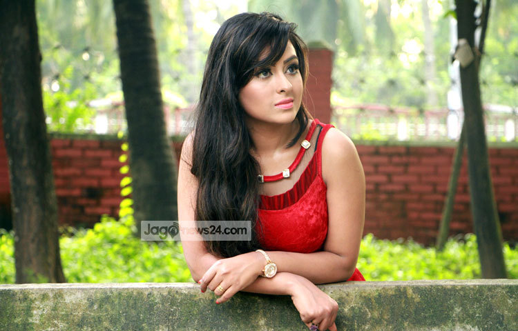 দূরদৃষ্টি সম্পন্ন মেয়ে তানহা হয়তো ভাবছে অভিনয় নিয়ে তাকে অনেকটা পথ পাড়ি দিতে হবে। ছবি : মাহবুব আলম।