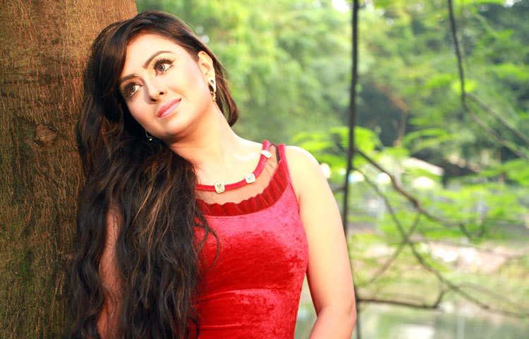 তানহা এরই মধ্যে ইসলাম রাজুর পরিচালনায় বঙ্গজ বিস্কুট ও সুরেশ খাঁটি সরিষার তেলের মডেল হয়ে ব্যাপক প্রসংশা কুড়িয়েছেন। এ ছাড়াও তিনি &lsquo;প্রাণ স্টিক বিস্কিট&rsquo;, &lsquo;সানজি স্টীল&rsquo;, &lsquo;ডায়মন্ড ওয়ার্ল্ড&rsquo; প্রভৃতির মডেলিং করেছেন।