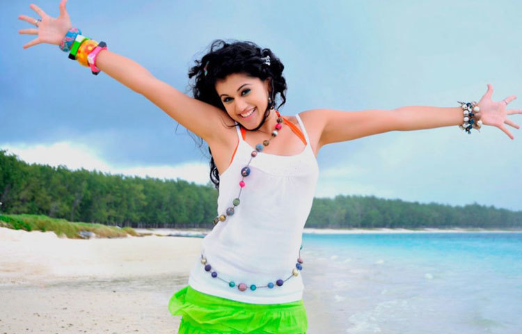 তাপসী পন্নুর সৌন্দর্যে ও নিখুঁত অভিনয়ে বলিউডসহ দক্ষিণী চলচ্চিত্রের দর্শকরা মুগ্ধ হয়েছেন।