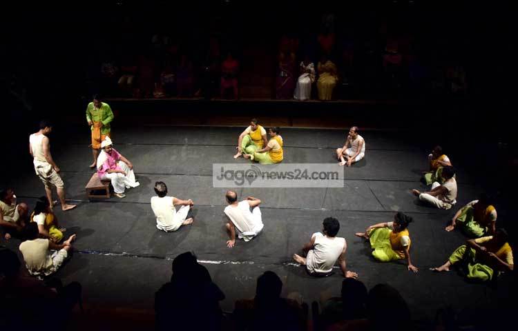 গতকাল সন্ধ্যায় (২০ এপ্রিল) বাংলাদেশ শিল্পকলা একাডেমির পরীক্ষণ থিয়েটার হলে মঞ্চস্থ হয়েছে নাটকটি। ছবি : মাহবুব আলম।
