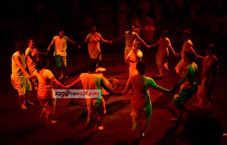 তমালিকা কর্মকার ছাড়া এ নাটকে আরও অভিনয় করেছেন মামুনুর রশীদ, চঞ্চল চৌধুরী, শামীম জামান, জয়রাজ, হাশিম মাসুদ প্রমুখ। ছবি : মাহবুব আলম।