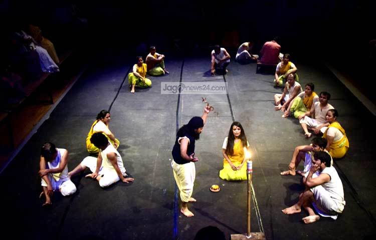 রাঢ়াঙ নাটকের গল্প গড়ে উঠেছে সাঁওতালদের নিয়ে। ভারতীয় উপমহাদেশে ঔপনিবেশিক ব্রিটিশের বিরুদ্ধে যারা প্রথম সশস্ত্র প্রতিরোধে রুখে দাঁড়ায় তারা সাঁওতাল। ছবি : মাহবুব আলম।