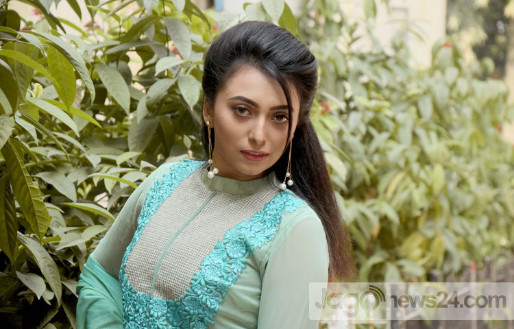 ভিটতারকা সানজিদা তন্ময় মডেলিং দিয়েই ক্যারিয়ার শুরু করেছিলেন। বর্তমানে তিনি নাটক ও চলচ্চিত্র দু অঙ্গনেই নিয়মিত অভিনয়ে করে যাচ্ছেন। এরই মাধ্যে তিনি রিয়াজুল রিজুর পরিচালনায় &lsquo;বাপজানের বায়েস্কাপ&rsquo; এবং সাইফ চন্দনের &lsquo;টার্গেট&rsquo; নামে দুটি ছবিতে কাজ করেছেন। ছবি : মাহবুব আলম