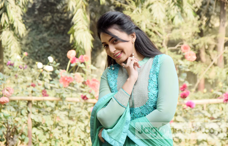 ভিটতারকা সানজিদা তন্ময় মডেলিং দিয়েই ক্যারিয়ার শুরু করেছিলেন। বর্তমানে তিনি নাটক ও চলচ্চিত্র দু অঙ্গনেই নিয়মিত অভিনয়ে করে যাচ্ছেন। এরই মাধ্যে তিনি রিয়াজুল রিজুর পরিচালনায় &lsquo;বাপজানের বায়েস্কাপ&rsquo; এবং সাইফ চন্দনের &lsquo;টার্গেট&rsquo; নামে দুটি ছবিতে কাজ করেছেন। ছবি : মাহবুব আলম