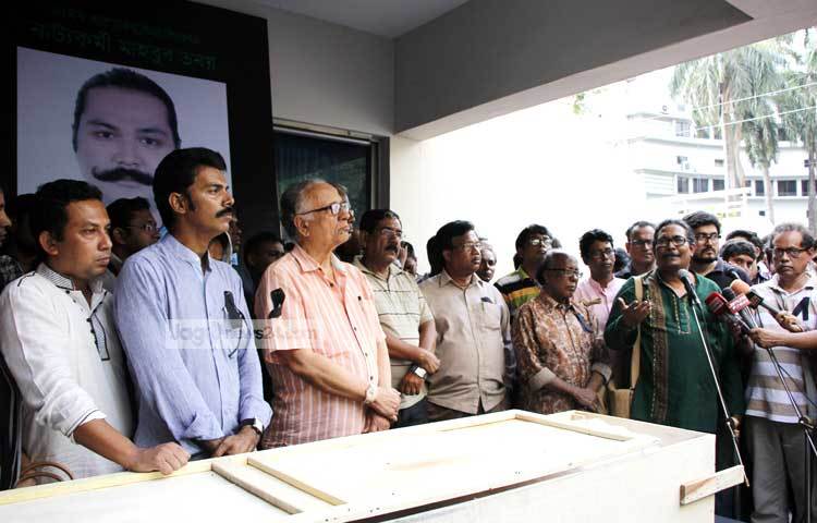 রাজধানীর কলাবাগানে গতকাল সোমবার সন্ত্রাসী হামলায় নিহত নাট্যকর্মী মাহবুব রাব্বী তনয়ের মরদেহ বাংলাদেশ শিল্পকলা একাডেমিতে আনা হয়েছে। ছবি : মাহবুব আলম।