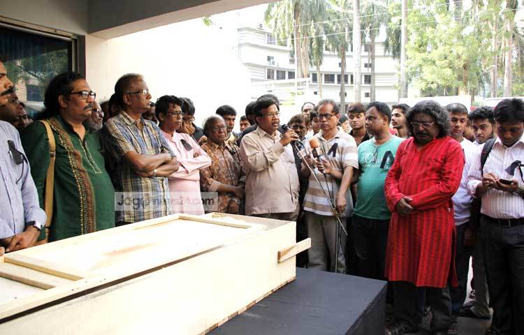 নাট্যকর্মী মাহবুব রাব্বী তনয় হত্যায় শিল্পকলা একাডেমির মহাপরিচালক লিয়াকত আলী লাকী তীব্র নিন্দা জ্ঞাপন করছেন। ছবি : মাহবুব আলম।