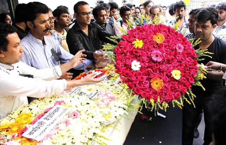 বাংলাদেশ শিল্পকলা একাডেমির কর্মচারী ইউনিয়ন শ্রদ্ধা নিবেদন করছে। ছবি : মাহবুব আলম।