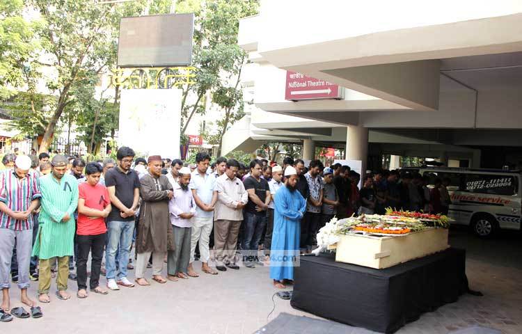 শিল্পকলা একাডেমি প্রাঙ্গনে নিহত নাট্যকর্মী মাহবুব রাব্বী তনয়ের নামাজে জানাজা অনুষ্ঠিত হয়। ছবি : মাহবুব আলম।