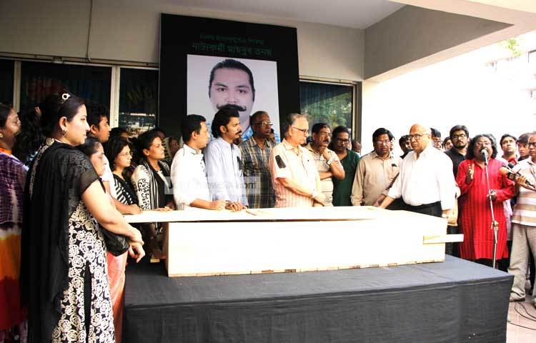 &nbsp;শোকস্তদ্ধ নাট্যকর্মীরা। ছবি : মাহবুব আলম।