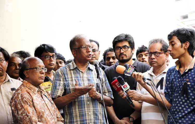 নাট্যকর্মী মাহবুব রাব্বী তনয় হত্যাকাণ্ডে নিন্দা জানিয়ে বক্তব্য দিচ্ছেন সাংস্কৃতিক ব্যক্তিত্ব নাসিরুদ্দীন ইউসুফ বাচ্চু। ছবি : মাহবুব আলম।