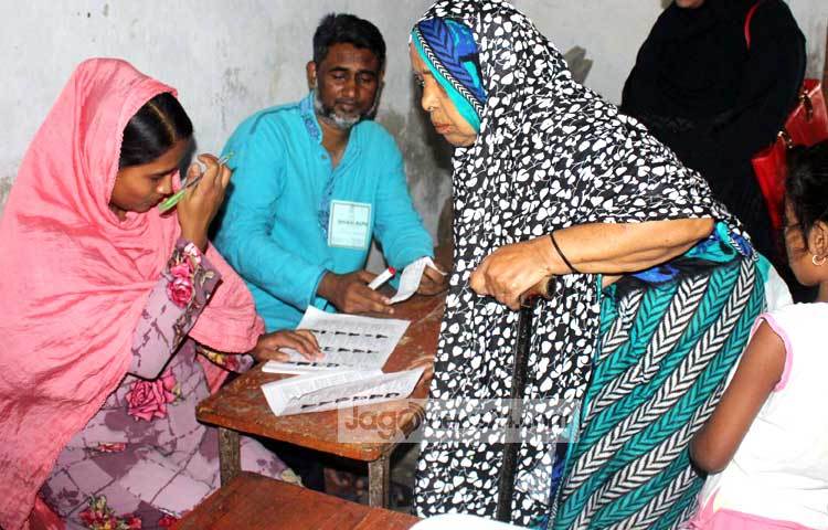 বিপুল উৎসাহ ও আনন্দে ভোট দিতে এসেছেন এই বৃদ্ধা। ছবি : বিপ্লব দিক্ষিৎ।