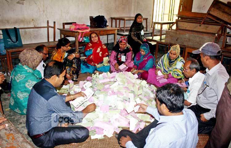 &nbsp;ভোট গণনা চলছে। ছবি : বিপ্লব দিক্ষিৎ।