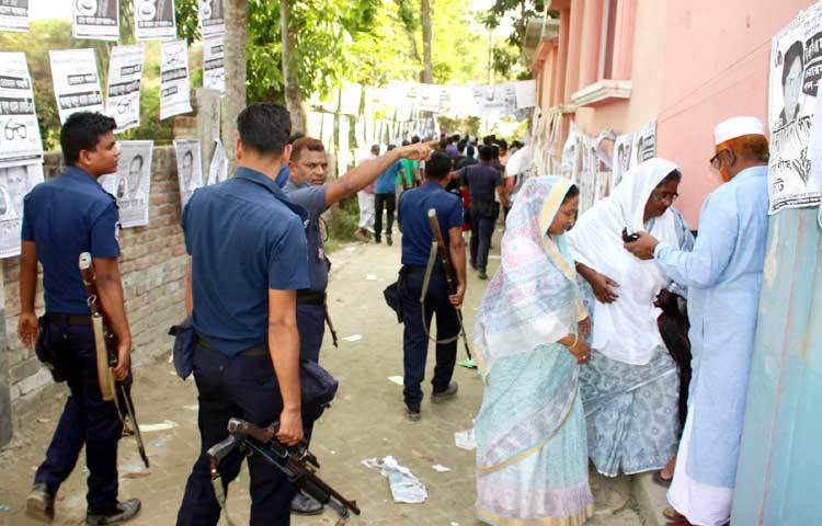 নারী ভোটারের উপস্থিতি ছিলো চোখে পড়ার মত। ছবি : বিপ্লব দিক্ষিৎ।