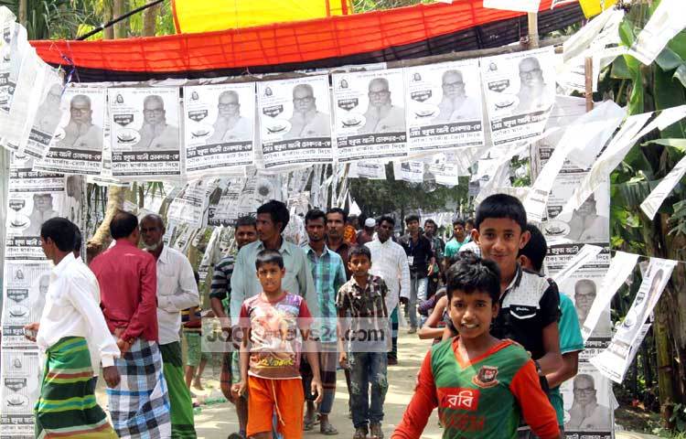 নির্বাচন নিয়ে শিশুদের মাঝেও ছিলো বিপুল উৎসাহ ও উদ্দীপনা। ছবি : বিপ্লব দিক্ষিৎ।