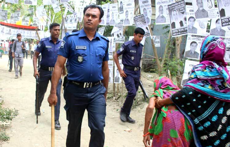 আইন-শৃঙ্খলা রক্ষাকারী বাহিনীর তৎপরতা। ছবি : বিপ্লব দিক্ষিৎ।