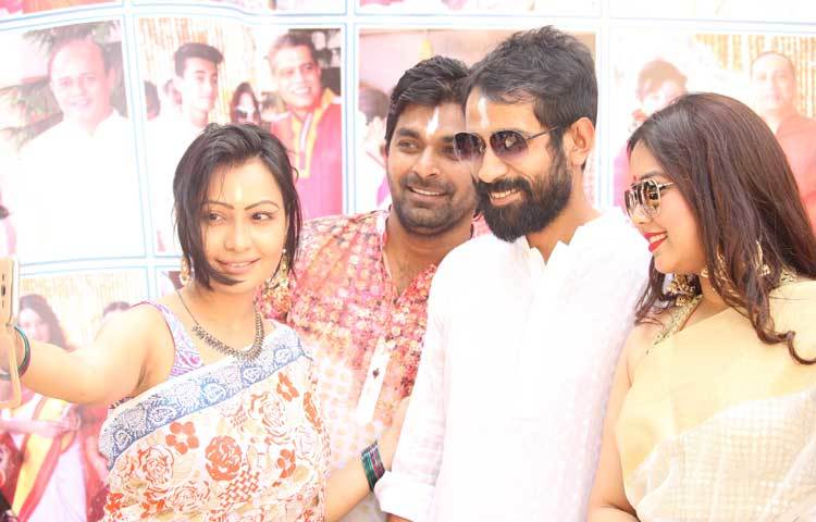 সেলফিতে মগ্ন অভিনেত্রী ভাবনা। ছবি : মনজুরুল ইসলাম