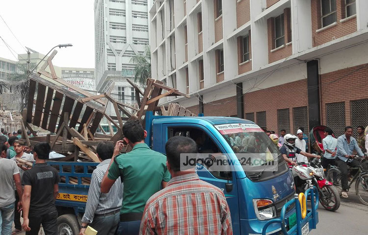রাজধানীর মতিঝিল এলাকায় অবৈধভাবে ফুটপাত দখল ও রাস্তার উপর অবৈধ পার্কিং বিরোধী অভিযান শুরু করেছে ঢাকা মহানগর পুলিশ (ডিএমপি)।