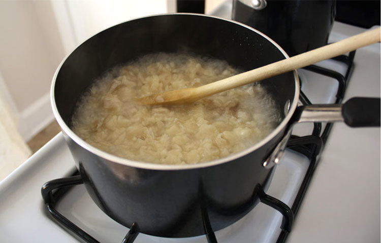 পানি: বেশি পানি দিয়ে রান্না করবেন না। এতে পানি টানতে সময় লাগবে, ফলে গ্যাস বেশি খরচ হবে।