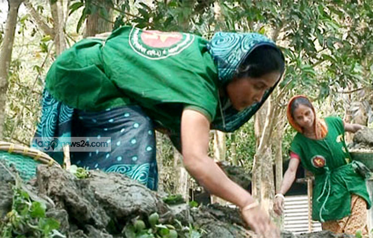 মর্জিনা বেগম এখনও কেয়ার বাংলাদেশের হয়ে ইউনিয়ন পরিষদের একজন তালিকাভুক্ত মাটি কাটা শ্রমিক হিসেবে কাজ করছেন। কিন্তু এই সংগ্রামী নারী তার ছেলেকে বানাচ্ছেন এমবিবিএস ডাক্তার। ছবিটি তুলেছেন মানিকগঞ্জ প্রতিনিধি -বি.এম খোরশেদ।