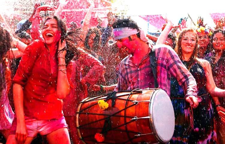 &lsquo;ইয়ে জওয়ানি হ্যায় দিওয়ানি&rsquo; চলচ্চিত্রে হোলি খেলায় মত্ত দিপীকা পাড়ুকোন।