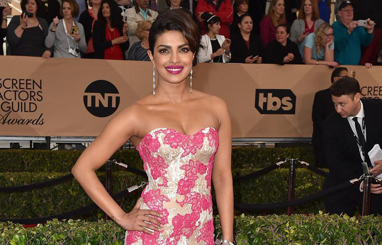 বলিউড অভিনেত্রী প্রিয়াংকা চোপড়া &lsquo;২২তম বার্ষিক এসএজি অ্যাওয়ার্ড&rsquo; (স্ক্রীন অ্যাকট্রেস গিল্ড অ্যাওয়ার্ড) লাভ করেছেন। গতকাল (৩০ জানুয়ারি) আমেরিকার লসএঞ্জেলেসের সারিনি এক্সোপজিশন সেন্টারে তাকে এ পুরস্কার প্রদান করা হয়। ছবি : এপি