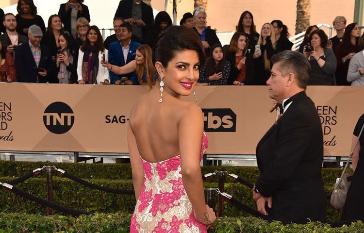 বলিউড অভিনেত্রী প্রিয়াংকা চোপড়া &lsquo;২২তম বার্ষিক এসএজি অ্যাওয়ার্ড&rsquo; (স্ক্রীন অ্যাকট্রেস গিল্ড অ্যাওয়ার্ড) লাভ করেছেন। গতকাল (৩০ জানুয়ারি) আমেরিকার লসএঞ্জেলেসের সারিনি এক্সোপজিশন সেন্টারে তাকে এ পুরস্কার প্রদান করা হয়। ছবি : এপি