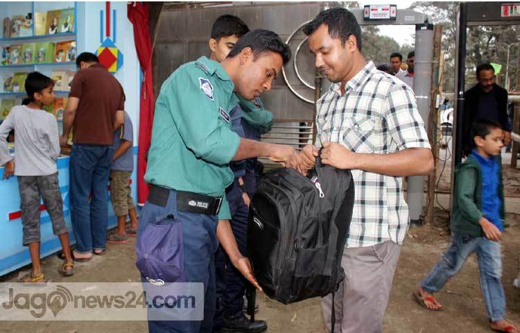 বইমেলায় নিরাপত্তার জন্য তল্লাশি চালচ্ছে আইন-শৃঙ্খলা রক্ষাকারী বাহিনী। ছবি : বিপ্লব দিক্ষিৎ