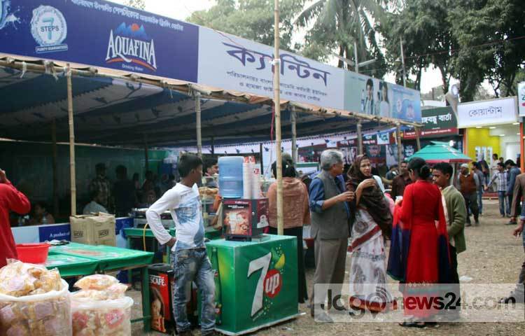 বই কেনার ফাঁকে চলছে চা চক্র। ছবি : বিপ্লব দিক্ষিৎ