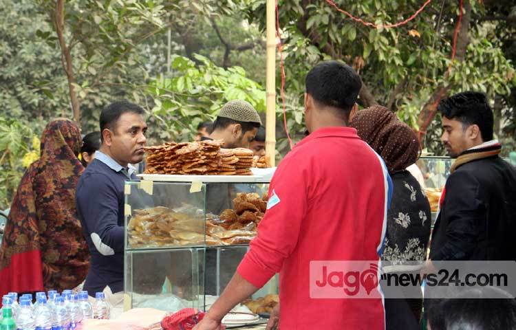 মেলায় খাদ্যপণ্যের দাম একটু বেশি বলে ক্রেতাদের অভিযোগ। ছবি : বিপ্লব দিক্ষিৎ