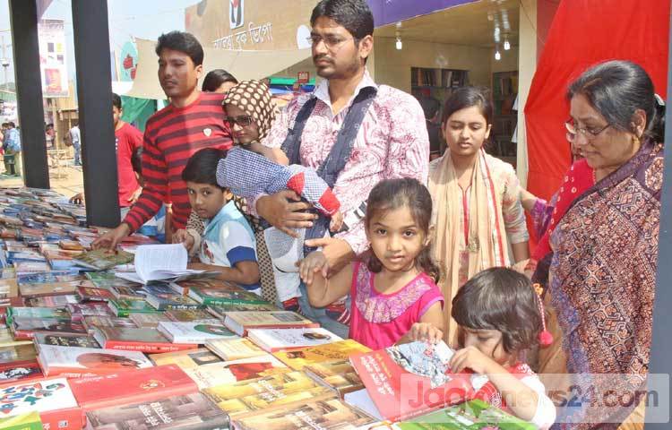 শিশুদেরকে সঙ্গে নিয়ে বই কিনছেন অবিভাবকরা। ছবি : বিপ্লব দিক্ষিৎ