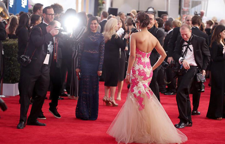 বলিউড অভিনেত্রী প্রিয়াংকা চোপড়া &lsquo;২২তম বার্ষিক এসএজি অ্যাওয়ার্ড&rsquo; (স্ক্রীন অ্যাকট্রেস গিল্ড অ্যাওয়ার্ড) লাভ করেছেন। গতকাল (৩০ জানুয়ারি) আমেরিকার লসএঞ্জেলেসের সারিনি এক্সোপজিশন সেন্টারে তাকে এ পুরস্কার প্রদান করা হয়। ছবি : এপি