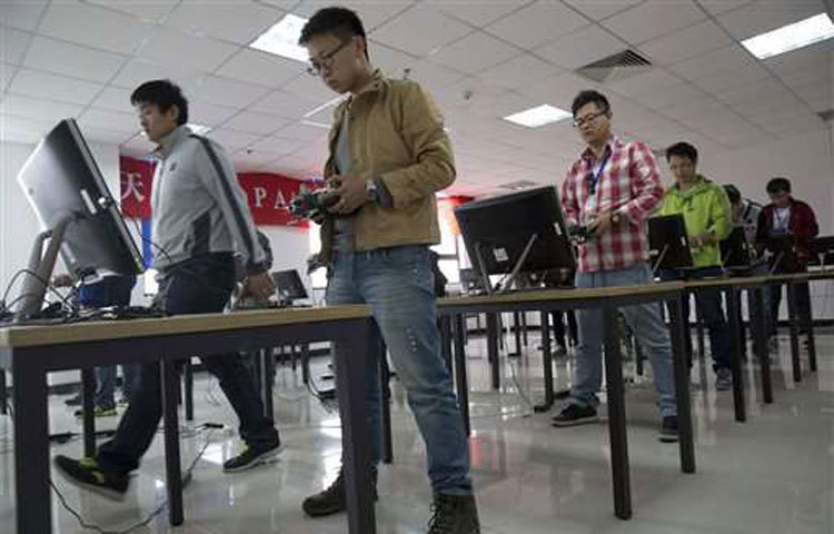 বর্তমানে চীনের অনেক তরুণ ড্রোন চালনাকে পেশা হিসেবে নিতে আগ্রহী। তারা এ বিষয়ে প্রশিক্ষণও নিচ্ছে। চীনে &lsquo;ড্রোন পাইলট স্কুল&rsquo;-এর সংখ্যা এখন ৪০টিরও বেশি। এসব স্কুলে ১২০ মিটারের বেশি উচ্চতায় ড্রোন ওড়ানোর প্রশিক্ষণ দেওয়া হয়ে থাকে। ছবি : এপি