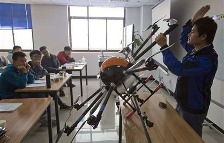 বর্তমানে চীনের অনেক তরুণ ড্রোন চালনাকে পেশা হিসেবে নিতে আগ্রহী। তারা এ বিষয়ে প্রশিক্ষণও নিচ্ছে। চীনে &lsquo;ড্রোন পাইলট স্কুল&rsquo;-এর সংখ্যা এখন ৪০টিরও বেশি। এসব স্কুলে ১২০ মিটারের বেশি উচ্চতায় ড্রোন ওড়ানোর প্রশিক্ষণ দেওয়া হয়ে থাকে। ছবি : এপি