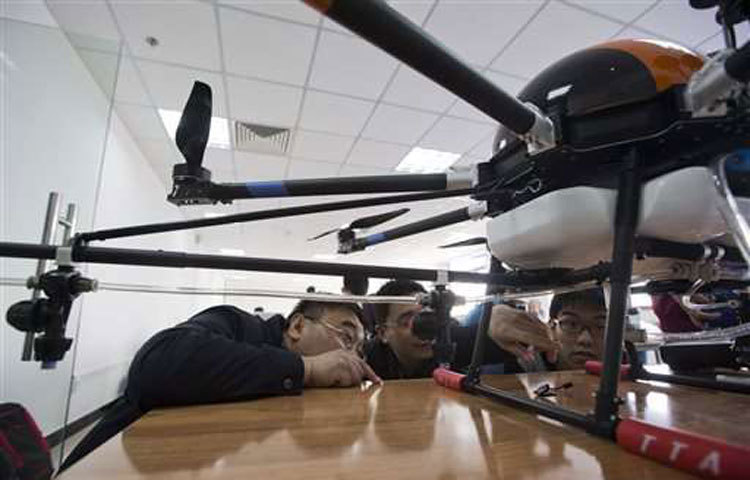 বর্তমানে চীনের অনেক তরুণ ড্রোন চালনাকে পেশা হিসেবে নিতে আগ্রহী। তারা এ বিষয়ে প্রশিক্ষণও নিচ্ছে। চীনে &lsquo;ড্রোন পাইলট স্কুল&rsquo;-এর সংখ্যা এখন ৪০টিরও বেশি। এসব স্কুলে ১২০ মিটারের বেশি উচ্চতায় ড্রোন ওড়ানোর প্রশিক্ষণ দেওয়া হয়ে থাকে। ছবি : এপি