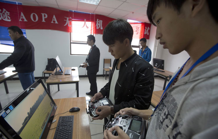 বর্তমানে চীনের অনেক তরুণ ড্রোন চালনাকে পেশা হিসেবে নিতে আগ্রহী। তারা এ বিষয়ে প্রশিক্ষণও নিচ্ছে। চীনে &lsquo;ড্রোন পাইলট স্কুল&rsquo;-এর সংখ্যা এখন ৪০টিরও বেশি। এসব স্কুলে ১২০ মিটারের বেশি উচ্চতায় ড্রোন ওড়ানোর প্রশিক্ষণ দেওয়া হয়ে থাকে। ছবি : এপি