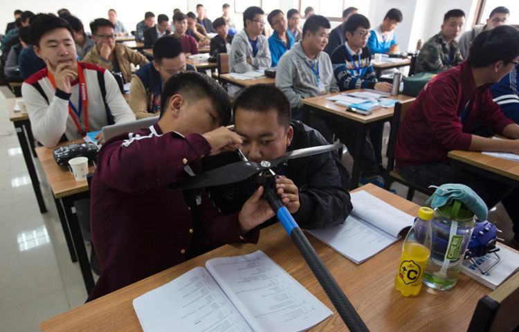 বর্তমানে চীনের অনেক তরুণ ড্রোন চালনাকে পেশা হিসেবে নিতে আগ্রহী। তারা এ বিষয়ে প্রশিক্ষণও নিচ্ছে। চীনে &lsquo;ড্রোন পাইলট স্কুল&rsquo;-এর সংখ্যা এখন ৪০টিরও বেশি। এসব স্কুলে ১২০ মিটারের বেশি উচ্চতায় ড্রোন ওড়ানোর প্রশিক্ষণ দেওয়া হয়ে থাকে। ছবি : এপি