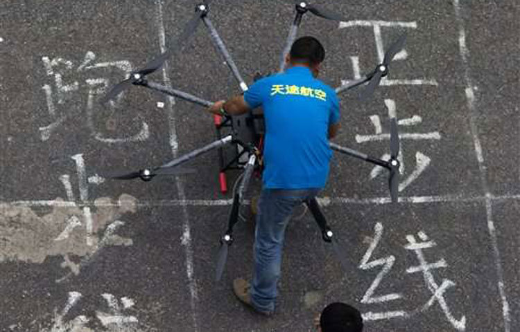 ড্রোন চালনা প্রশিক্ষণে মগ্ন এক শিক্ষর্থী। ছবি : এপি