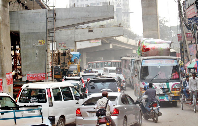 মগবাজার-মৌচাক ফ্লাইওভার নির্মাণের কারণে প্রতিদিন যানজট লেগেই থাকে। ছবি : বিপ্লব দিক্ষিৎ