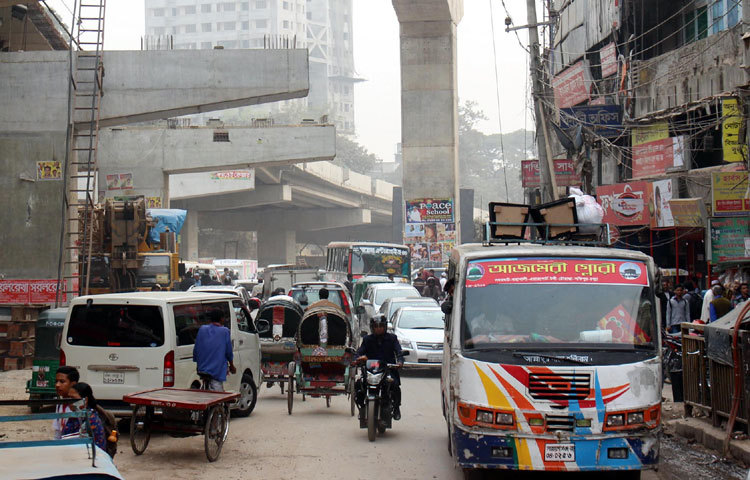 মগবাজার-মৌচাক ফ্লাইওভার নির্মাণের কারণে প্রতিদিন যানজট লেগেই থাকে। ছবি : বিপ্লব দিক্ষিৎ