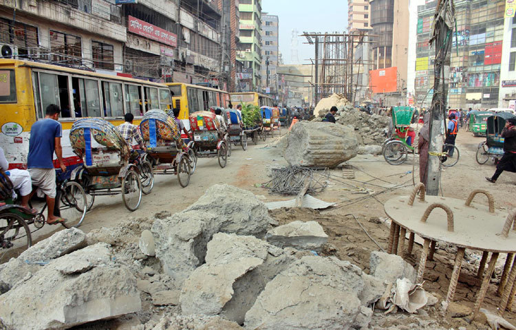 মগবাজার-মৌচাক ফ্লাইওভার নির্মাণের কারণে প্রতিদিন যানজট লেগেই থাকে। ছবি : বিপ্লব দিক্ষিৎ