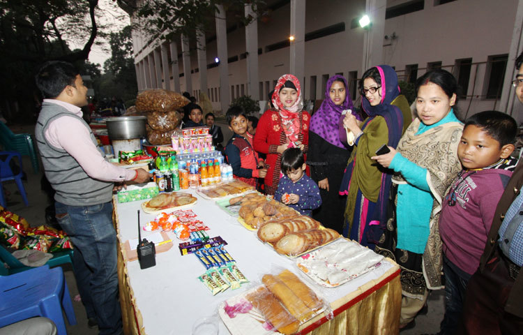 জাতীয় জাদুঘর শুক্রবার (২৯ জানুয়ারি) শীত উৎসবের আয়োজন করে। ঐতিহ্যবাহী এ উৎসবে পিঠা প্র দর্শন ও লোকসংগীত পরিবেশন করা হয়। মধ্য মাঘের সন্ধ্যায় শীতের মেলা ও সাংস্কৃতিক অনুষ্ঠানে বিপুল জন সমাগম হয়। হারানো দিনের গানের মুর্চ্ছনায় অংশগ্রহণ করেন বিশিষ্ট লালন সঙ্গীতশিল্পী আফসানা, আমেনা মফিজ, ভজন কুমার বেদ ও মফিজুর রহমান।