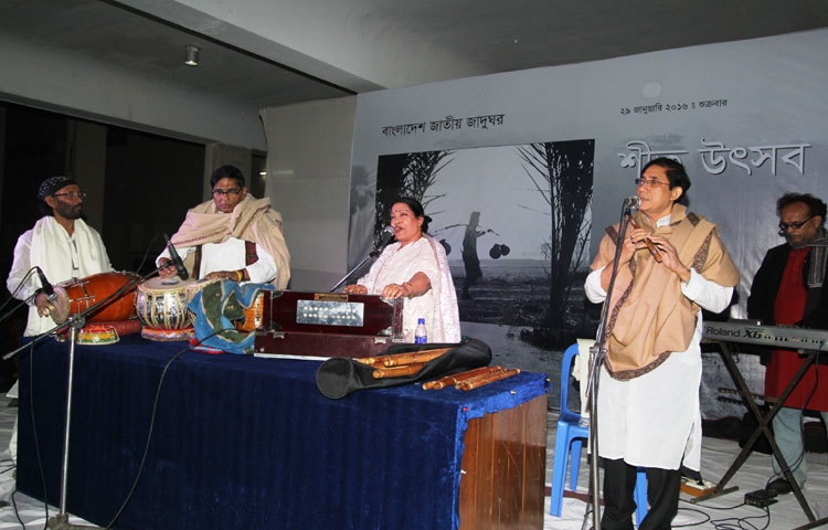 জাতীয় জাদুঘর শুক্রবার (২৯ জানুয়ারি) শীত উৎসবের আয়োজন করে। ঐতিহ্যবাহী এ উৎসবে পিঠা প্র দর্শন ও লোকসংগীত পরিবেশন করা হয়। মধ্য মাঘের সন্ধ্যায় শীতের মেলা ও সাংস্কৃতিক অনুষ্ঠানে বিপুল জন সমাগম হয়। হারানো দিনের গানের মুর্চ্ছনায় অংশগ্রহণ করেন বিশিষ্ট লালন সঙ্গীতশিল্পী আফসানা, আমেনা মফিজ, ভজন কুমার বেদ ও মফিজুর রহমান।