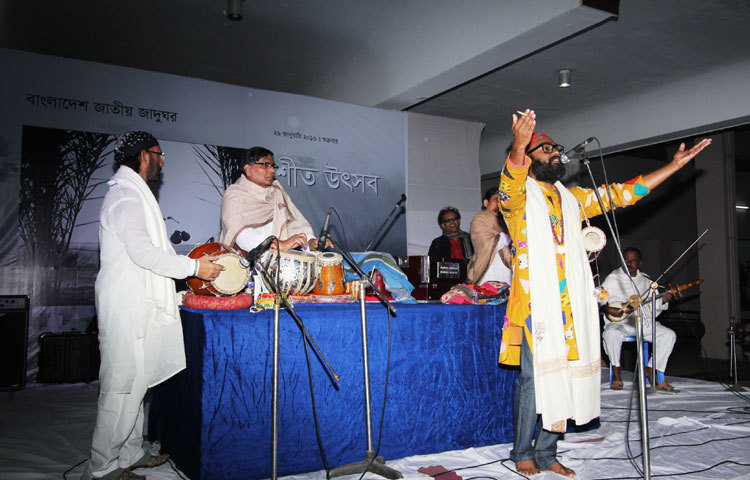 চার তরুণ সাহত্যিকিকে কালি ও কলম পুরস্কার প্রদান।