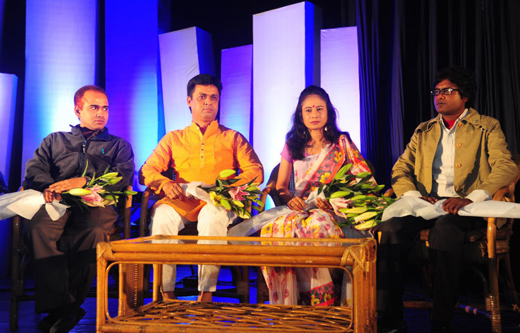 চার তরুণ সাহত্যিকিকে কালি ও কলম পুরস্কার প্রদান।