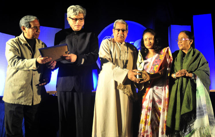 চার তরুণ সাহত্যিকিকে কালি ও কলম পুরস্কার প্রদান।