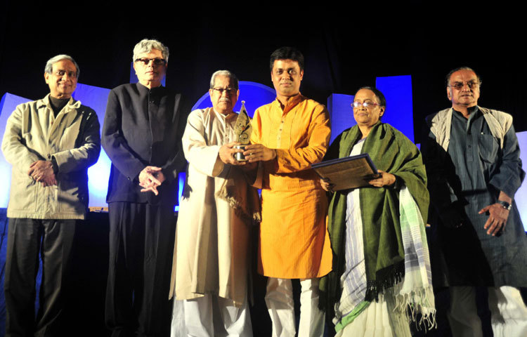 চার তরুণ সাহত্যিকিকে কালি ও কলম পুরস্কার প্রদান।