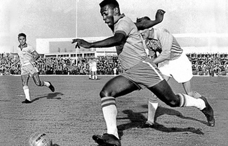 &nbsp;পেলে : সর্বকালের সর্বশ্রেষ্ঠ ফুটবলার পেলে ব্রাজিলে জন্ম গ্রহণ করেন। তার পুরো নাম &lsquo;অ্যাডশন অরেনতোসদো নাসিমেনতো&rsquo;। পেলে তার ফুটবল জীবনে তিনি ১২৮১ টি গোল করেছেন।