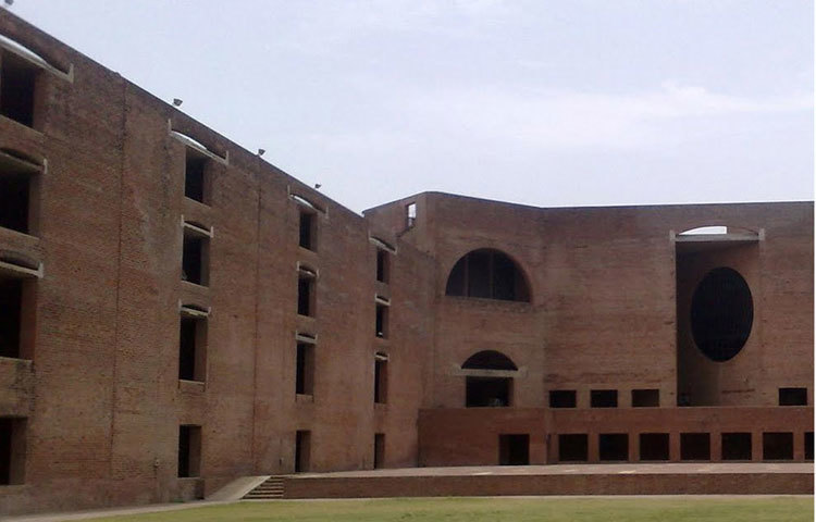 আহমেদাবাদ : ভারতের গুজরাট রাজ্যের সবচেয়ে বড় শহর এটি। এখানে ভারতের অনেক বিত্তশালী কাপড় ব্যাসায়ীরা বসবাস করেন। এখানকার কারখানায় উৎপাদিত কাপড় বিশ্বব্যাপী সমাদৃত।