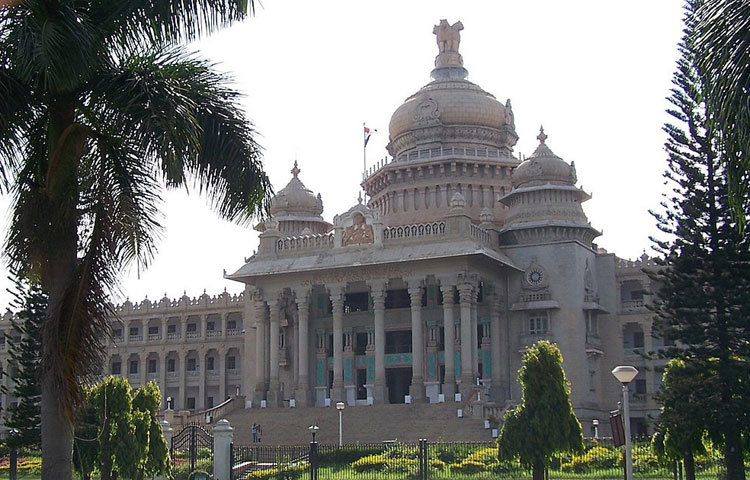 ব্যাঙ্গালুর : ভারতের ধনকুবের এই শহরটি কর্ণাটকের রাজধানী। এটি&nbsp; ১৫৩৭ সালে প্রতিষ্ঠিত হয়। এ বলতে গেলে বছরের প্রতিটি ঋতুতেই নাতিশীতোষ্ণ আবহাওয়া বিরাজমান।