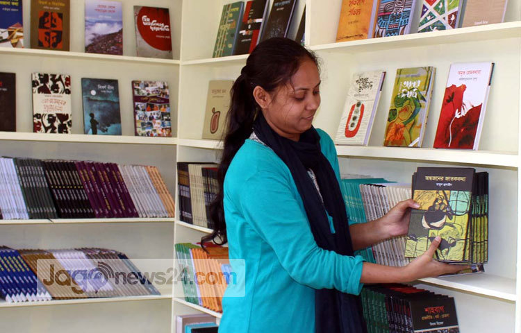 থরে থরে সাজিয়ে রাখা হচ্ছে বই।